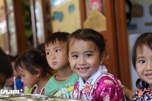Hạnh phúc thầm lặng phía sau những bữa ăn 'Cùng em khôn lớn'