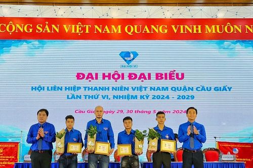 Tặng huy hiệu 'Tuổi trẻ dũng cảm' cho 4 người trong vụ cháy kinh hoàng ở Hà Nội