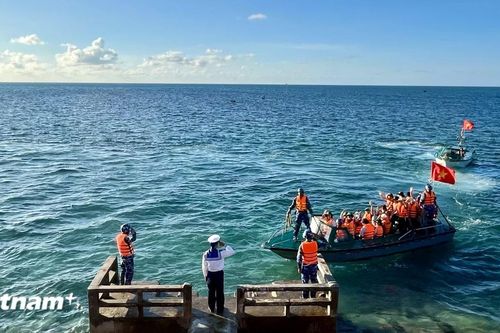 Ngọn hải đăng tràn đầy sức sống - Điểm tựa cho ngư dân vươn khơi bám biển