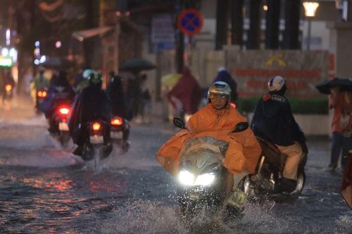 Hà Nội: Mưa lớn bất ngờ, người dân chật vật lội nước trở về nhà