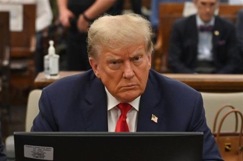 Bồi thẩm đoàn bắt đầu nghị án, cựu Tổng thống Mỹ Donald Trump tỏ ra bi quan