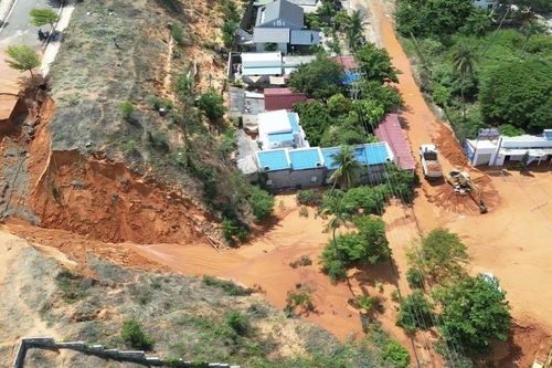 Bình Thuận yêu cầu rà soát thiết kế 14 công trình ven biển sau sự cố lũ cát