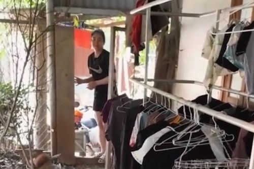Đang phơi quần áo, con gái lại tặng quà, người mẹ nhìn thấy liền bỏ chạy mất dép