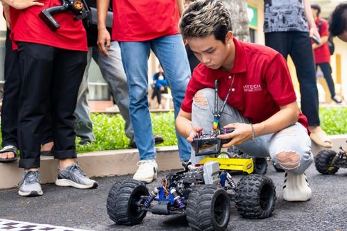 Sinh viên HUTECH chế tạo và lắp ráp ô tô cực chất