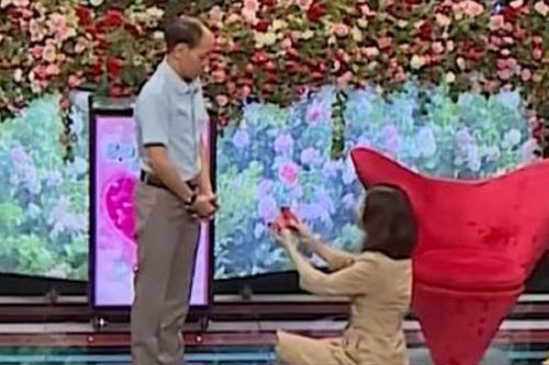 Người phụ nữ quỳ gối cầu hôn bạn trai lần đầu gặp mặt và cái kết