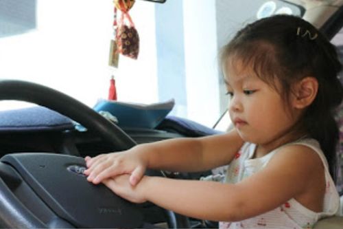 3 cách giúp trẻ thoát thân nếu bị bỏ quên trên xe ô tô