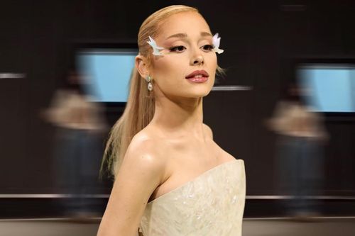 Một thành viên NewJeans nhảy 'The Boy Is Mine', Ariana Grande đăng story ngay và luôn!