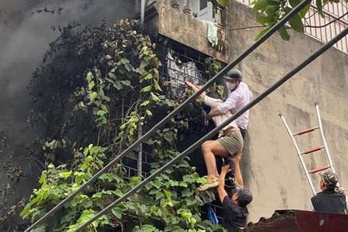 Vụ cháy nhà trọ 3 tầng khiến nhiều người hoảng loạn: Ngọn lửa bốc lên từ tầng 1