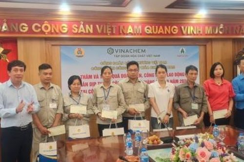 Công đoàn Công Thương Việt Nam tặng quà người lao động trực thuộc Công đoàn Công nghiệp hóa chất Việt Nam