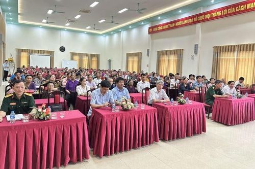 Tặng 100 suất quà tri ân các thân nhân gia đình liệt sĩ