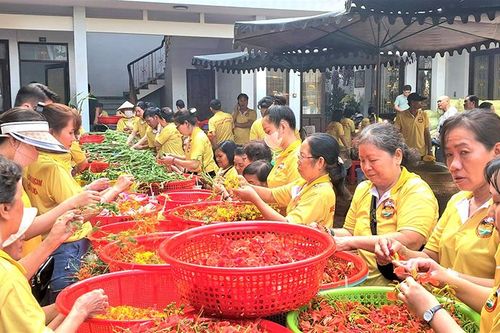 Mang hoa thơm nấu nước tắm Bà Chúa Xứ Núi Sam