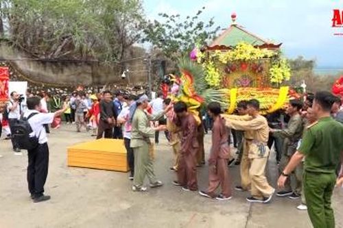 Lễ Phục hiện rước Bà Chúa Xứ Núi Sam