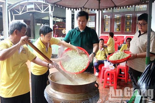 Sắc màu trước nghi lễ tắm Bà Chúa Xứ núi Sam