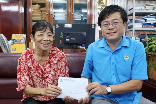 Công đoàn Viên chức tỉnh An Giang trao tiền hỗ trợ cho đoàn viên bị bệnh hiểm nghèo