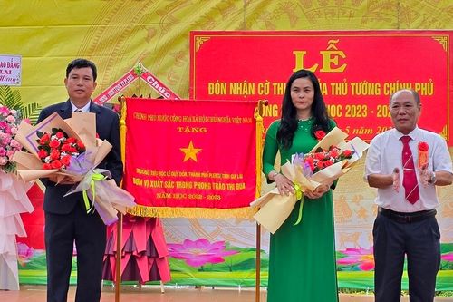 Trường Tiểu học Lê Quý Đôn đón nhận cờ thi đua của Thủ tướng Chính phủ