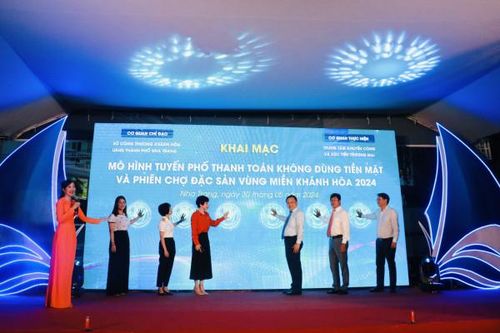 Khai mạc Phiên chợ đặc sản vùng miền Khánh Hòa và Tuyến phố không dùng tiền mặt