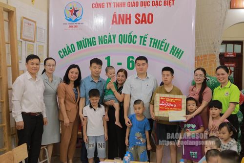 Đoàn công tác của tỉnh thăm, tặng quà trẻ em nhân dịp Tết thiếu nhi 1-6