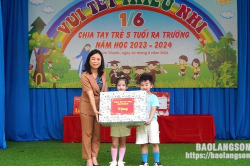 Đoàn công tác của thành phố thăm, tặng quà trẻ em nhân dịp Tết Thiếu nhi
