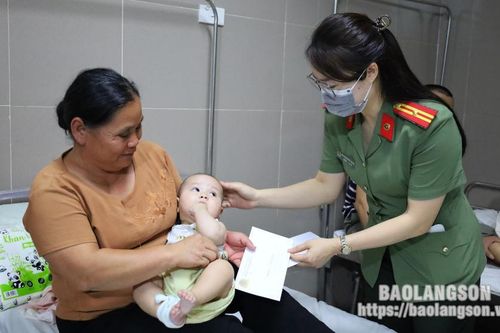 Bệnh viện Đa khoa tỉnh: Tổ chức chương trình vui Tết Thiếu nhi và trao quà cho bệnh nhi