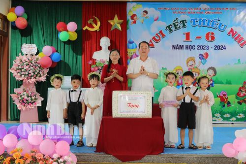 Các đồng chí lãnh đạo tỉnh thăm, tặng quà nhân Ngày Quốc tế Thiếu nhi 1/6