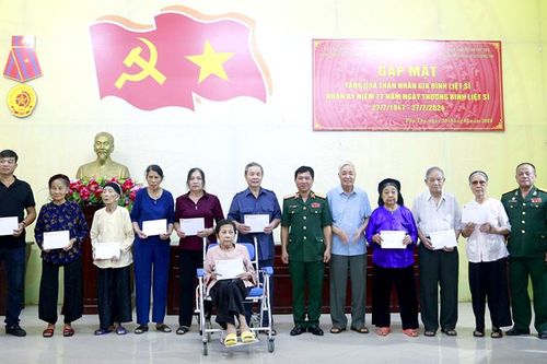 Gặp mặt, tặng quà thân nhân, gia đình liệt sĩ