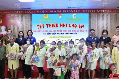 Tặng quà cho các bệnh nhi nhân Ngày Quốc tế thiếu nhi 1/6