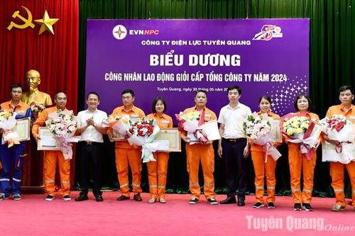 Biểu dương, khen thưởng 8 công nhân lao động giỏi