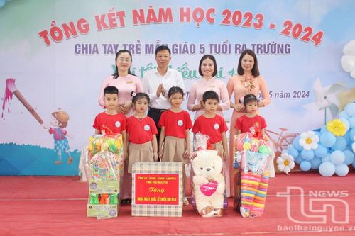 Lãnh đạo tỉnh tặng quà thiếu nhi tại TP. Thái Nguyên và huyện Phú Bình