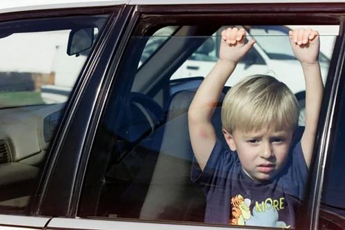3 kỹ năng giúp trẻ thoát hiểm khi bị bỏ quên trên xe ô tô nhanh nhất