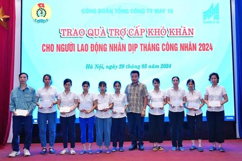 Công đoàn May 10 trao 76 suất quà hỗ trợ đoàn viên, người lao động có hoàn cảnh khó khăn.