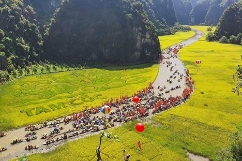 Du khách dự khai mạc Tuần Du lịch Ninh Bình 2024 được đưa đón miễn phí