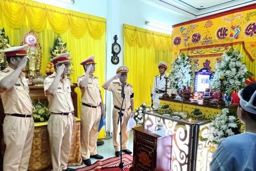 Nghẹn ngào tiễn biệt Trung tá CSGT hy sinh trong khi thi hành công vụ