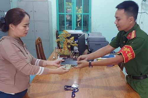 Thiếu tá Công an xã nhặt được ví và điện thoại, tìm trả lại nữ công nhân