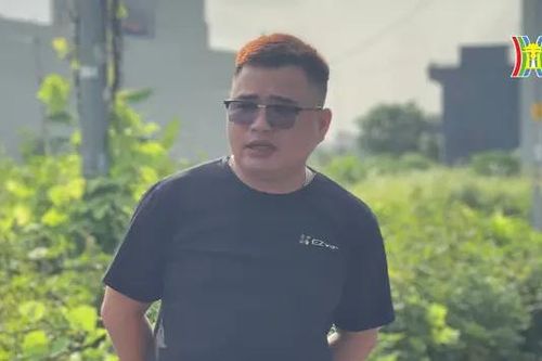 Nhân chứng kể việc đưa bé trai tử vong ra khỏi xe