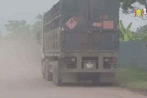 Xe chở vật liệu tung bụi mù mịt ở Việt Trì