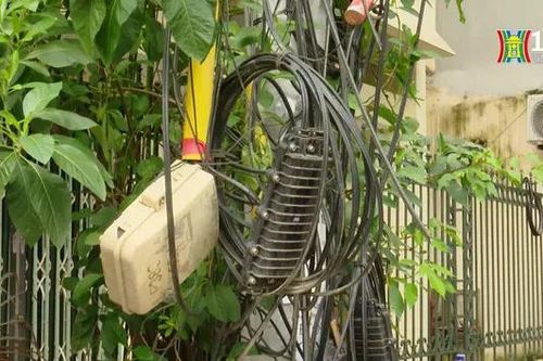 Chằng chịt dây điện trên phố Phan Đình Giót