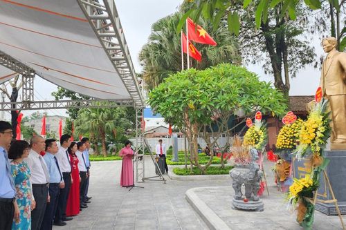 Khối Thi đua các cơ quan Đảng tỉnh dâng hương, dâng hoa tại Khu lưu niệm đồng chí Hoàng Đình Giong