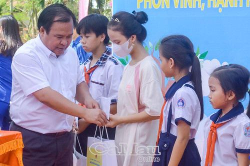 Chung tay chăm sóc trẻ đặc biệt khó khăn