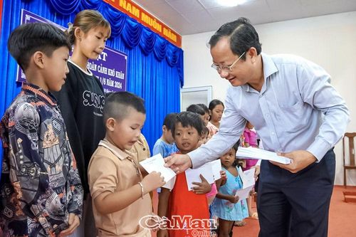 Trao 110 phần quà cho trẻ em nghèo và khuyết tật