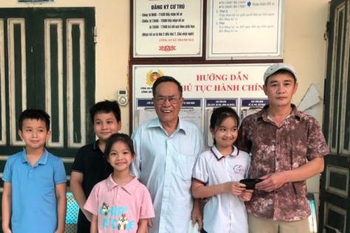 5 học sinh nhặt được của rơi trả người đánh mất