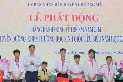 Chương Mỹ tặng 32 suất học bổng cho học sinh nghèo vượt khó