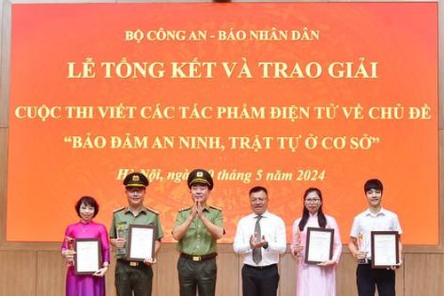 Trao giải cuộc thi viết bảo đảm an ninh trật tự ở cơ sở