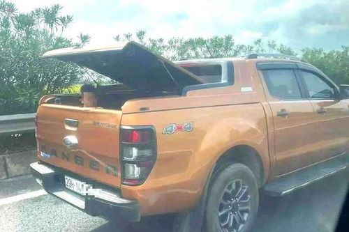 Xuất hiện hình ảnh bé trai trong thùng xe bán tải chạy trên cao tốc: Tài xế nói gì?