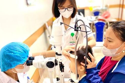 Rận mu bám chi chít trên mắt bé trai