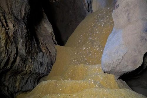 Bên trong hang động có 'dòng sông cát'