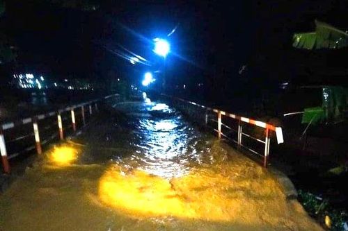 Lũ lớn tràn về bất ngờ, hai em nhỏ bị cuốn trôi khi lội qua suối