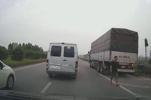 Tài xế điều khiển xe tải lùi trên cao tốc Hà Nội - Bắc Giang bị xử phạt