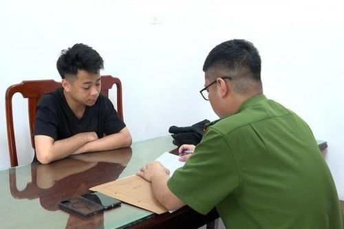 Đối tượng bịt mặt vào cửa hàng điện thoại cướp giật tài sản