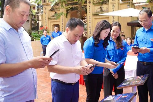 Hà Nội điều phối 15 nghìn tình nguyện viên hỗ trợ chuyển đổi số