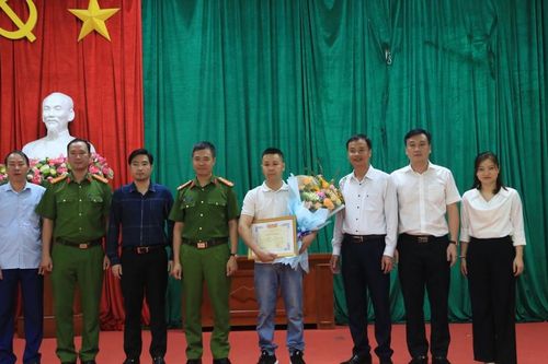 Khen thưởng 'người hùng' cứu 2 cô gái tại đám cháy nhà trọ ở Hà Đông
